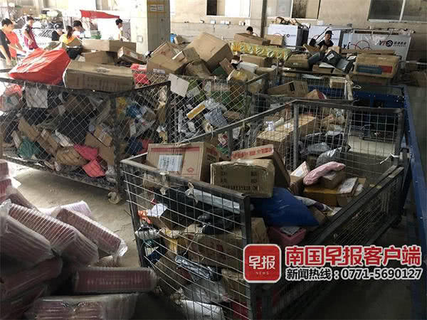 由于职工怠工不派件,库房堆了不少货品。