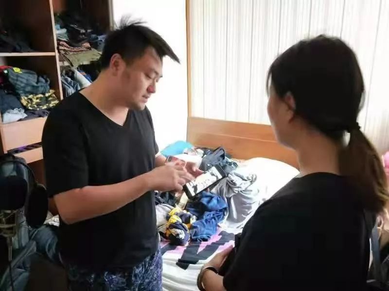陈凌(左一)长期奋战在禁毒一线