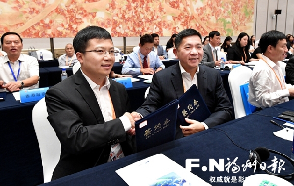招商对接会上项目签约。记者 叶义斌 摄