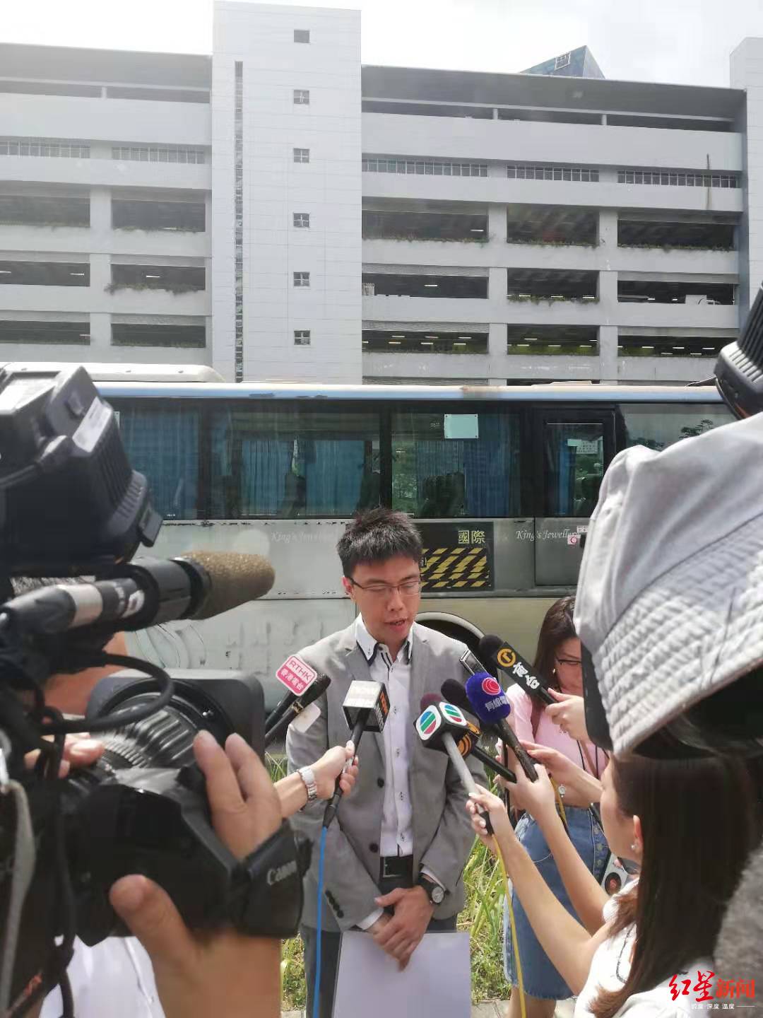 香港旅游促进会总干事崔定邦接受媒体采访