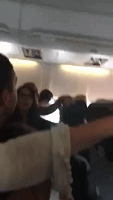 有乘客拍下驚險瞬間，視頻中可見，飛機嚴重顛簸。