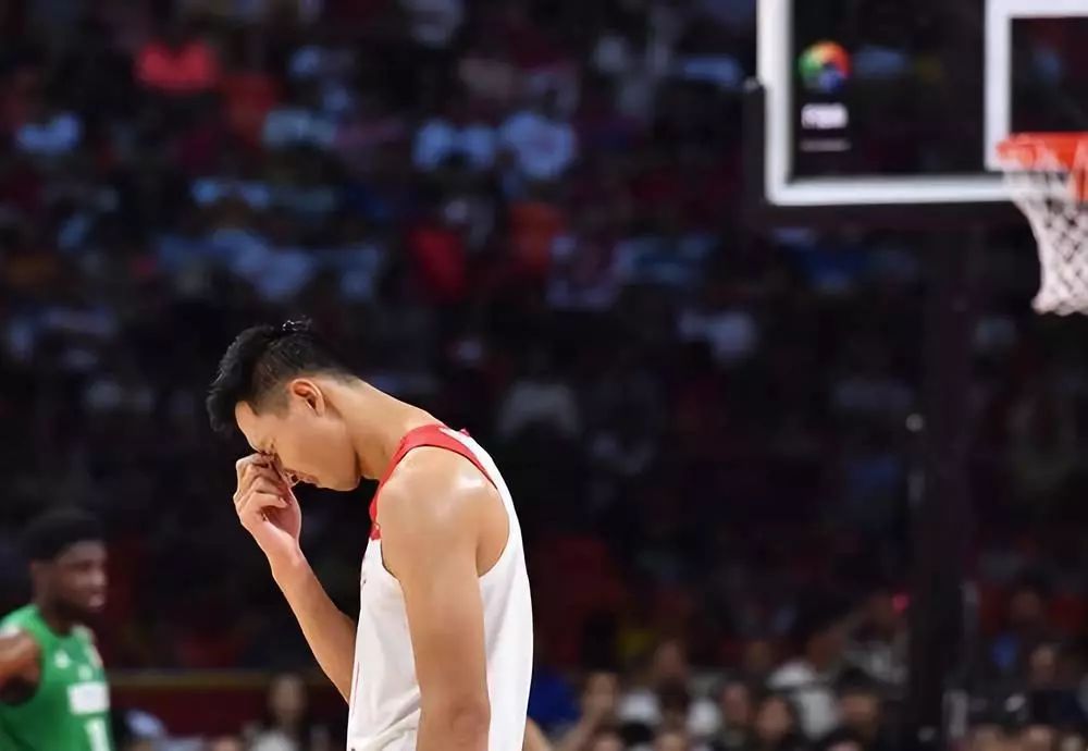  9月8日，中国队球员易建联在比赛即将结束时神情失落。新华社记者贺长山摄