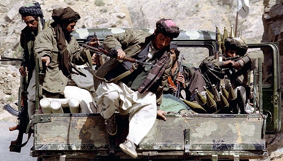 　1996年10月5日，塔利班成员巡逻。图片来源：视觉中国