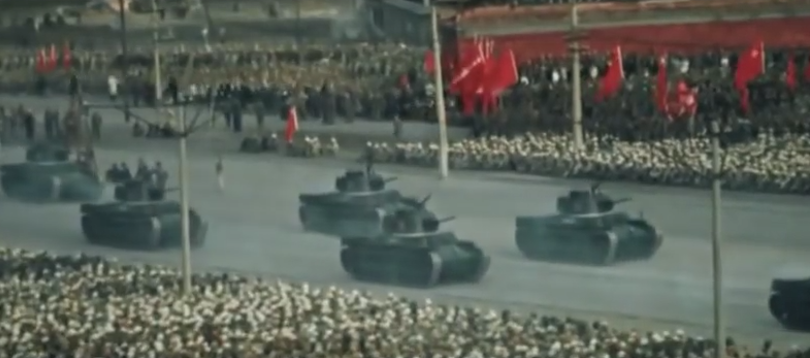 中国人民解放军坦克部队通过天安门（纪录片截图）
