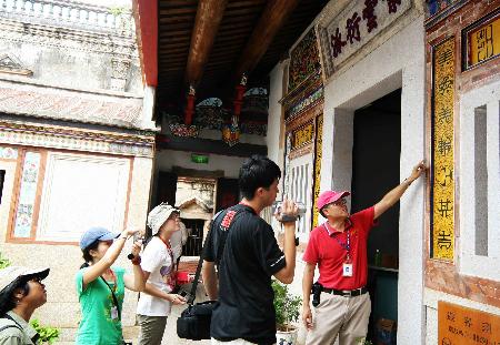 △厦门游客在导游引导下参观金门水头民居