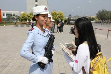张晓菲，曾任国庆60周年阅兵式女民兵方队领队（海外网 谢明摄）