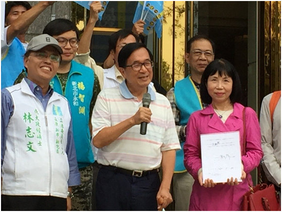 陈水扁(前中)同意“一边一国行动党”将他列不分区“立委”名单(图片来源:台湾“中时电子报”)
