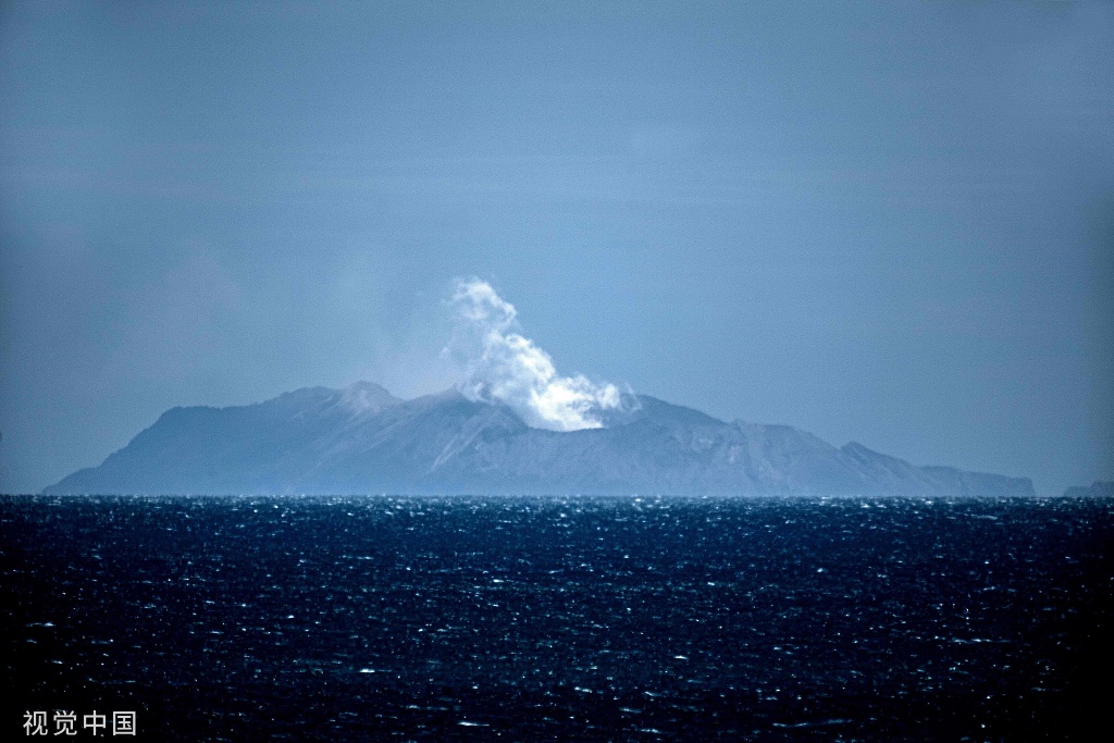 当地时间12月9日,新西兰怀特岛火山突然喷发。图/视觉中国