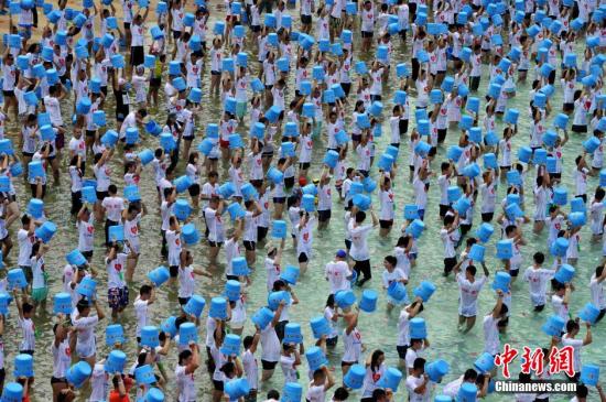 资料图:冰桶挑战。王东明 摄