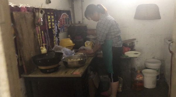  有客人来，李秀娟在做饭。