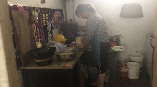 有客人来,李秀娟在做饭。