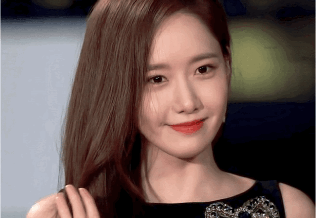 人美心善的林允儿也同样遇到过类似的情况,她的做法就更温柔了.