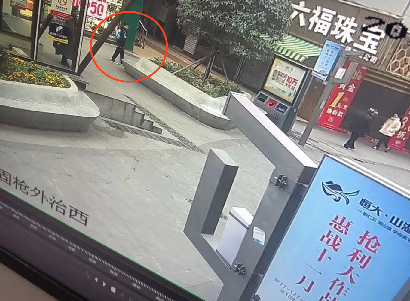 失联男孩最后现身地点位于铜仁市中心的步行街,时间为11月28日。 监控截图