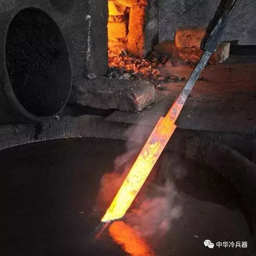 当刀剑加热变色呈樱红色时,就达到了淬火温度,迅速取出,蹭掉上面的