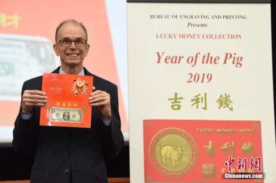 该产品采用中国红封套,内嵌一张冠字号码“8888”开头的1美元新钞,售价5.95美元。中新社记者 陈孟统 摄