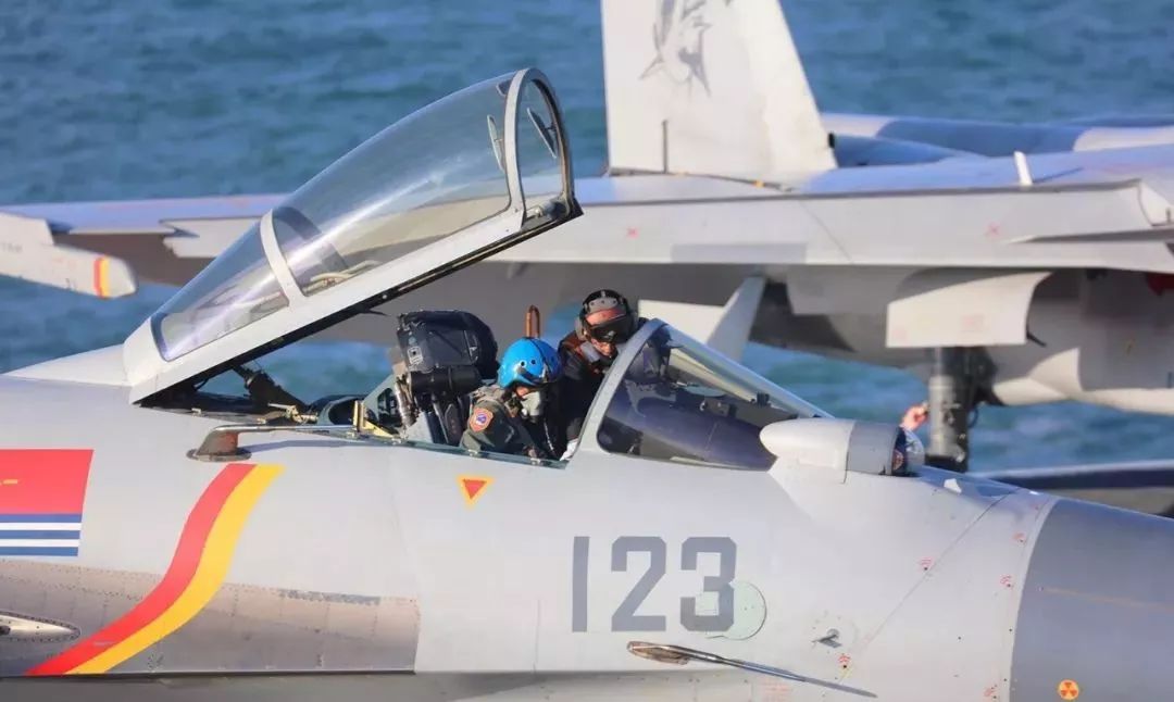 ▲飛行員與機務官兵進行飛行前相關檢查工作