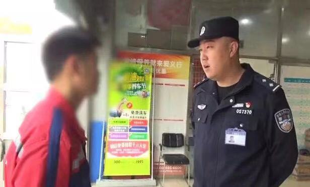 警方在和张某询问情况。警方供图