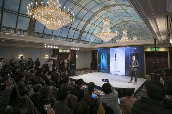 12月9日,在日本东京,小米公司东亚区域总经理王士豪在发布会上介绍Note 10系列手机。 (新华社)