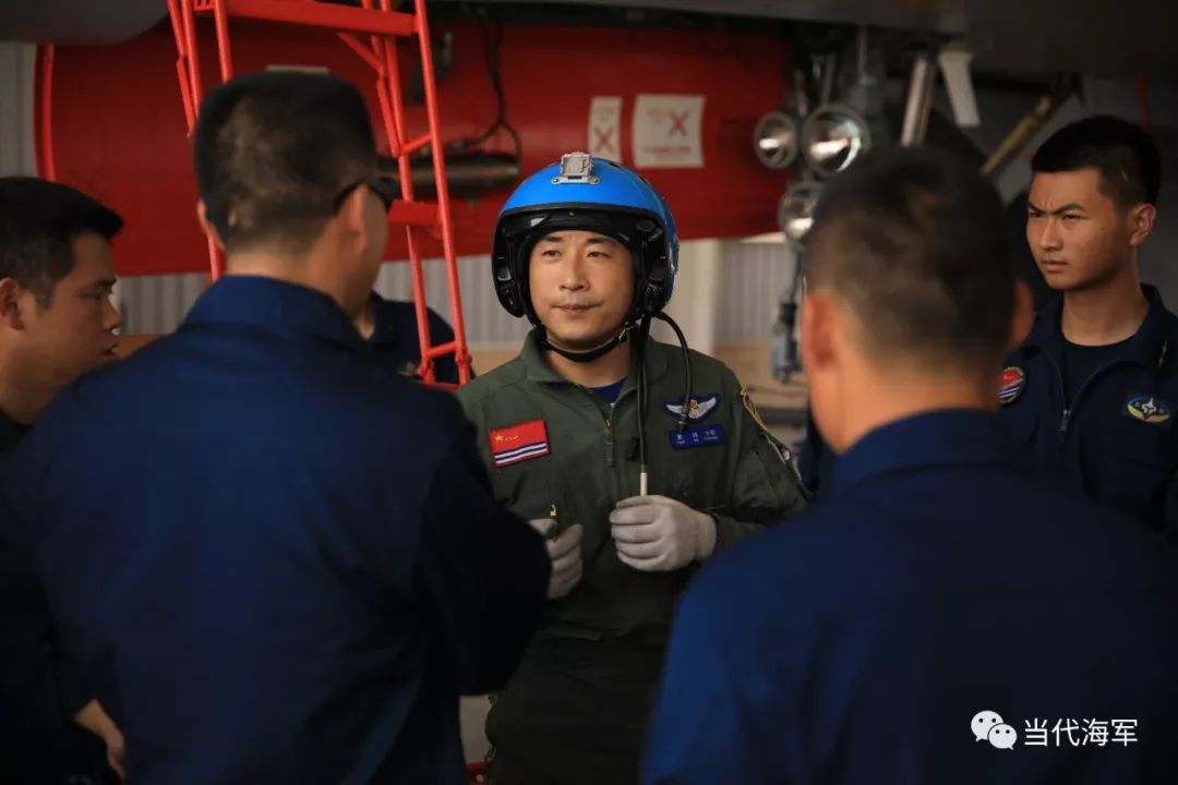 ▲訓練結束後,飛行員走下戰機與機務人員交流