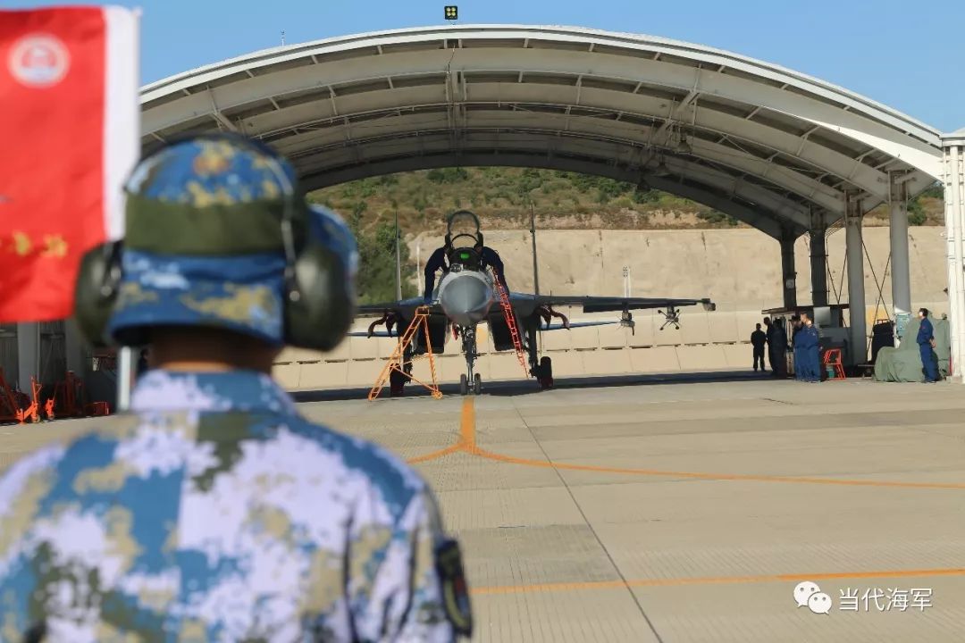 ▲機務官兵對戰機進行飛行前檢查