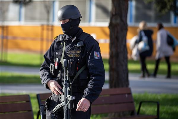全副武装的警察将现场封锁。(图自捷克媒体)