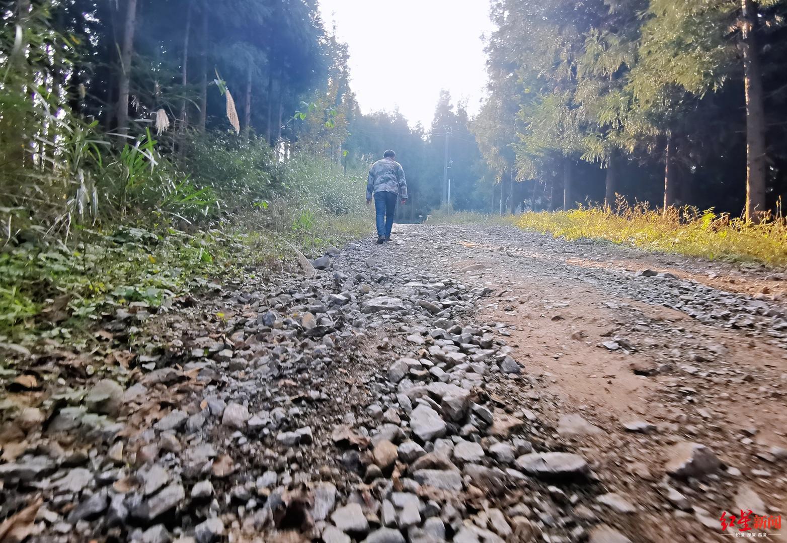 新改建的碎石路。本文图片 红星新闻