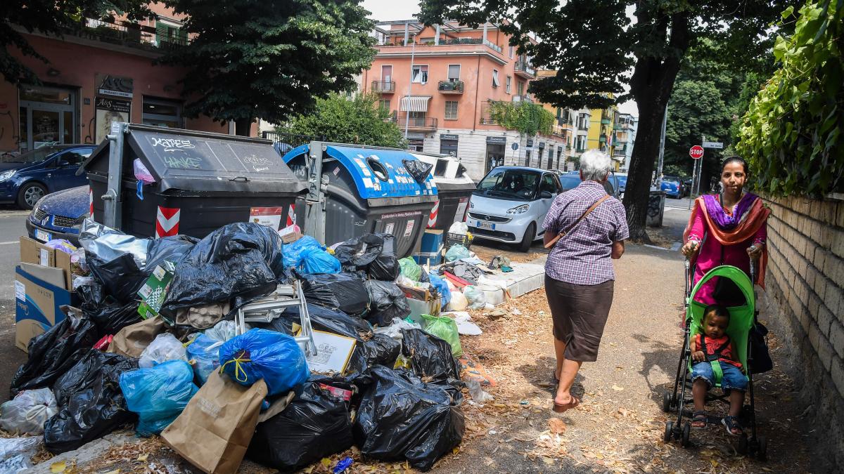  罗马街头的垃圾（图片来源：《泰晤士报》）