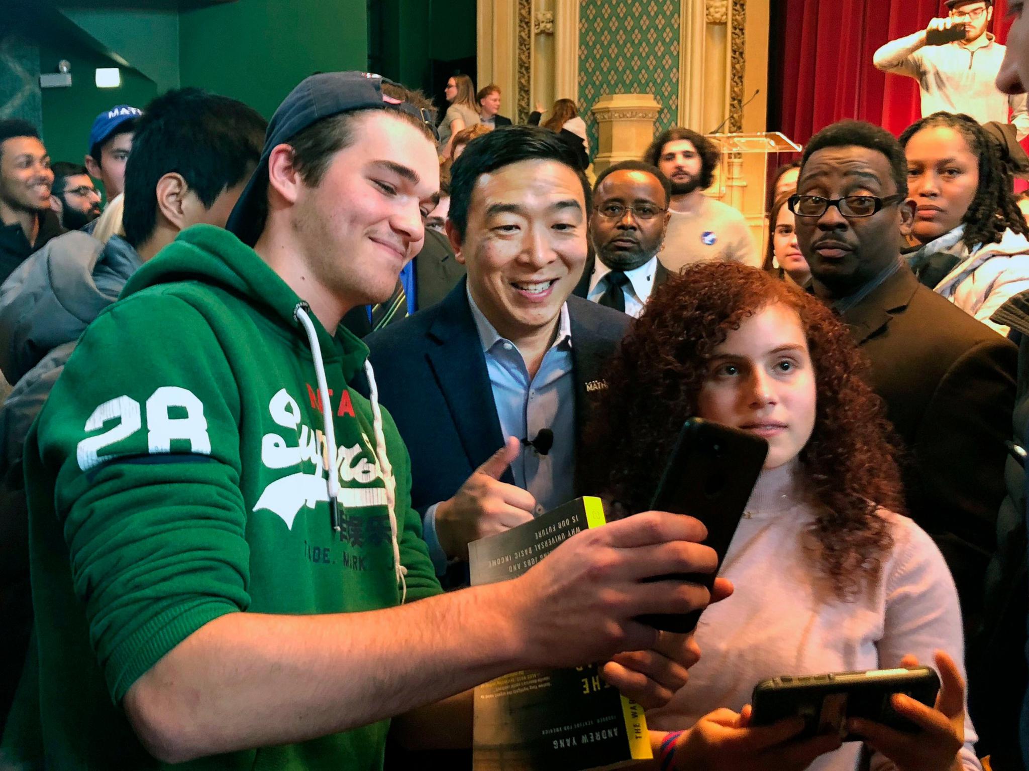 华裔杨安泽入围美国民主党总统候选人初选终辩