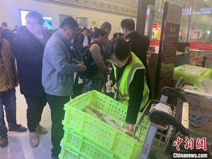 大面积航班取消备降兰州机场 逾千滞留旅客获安