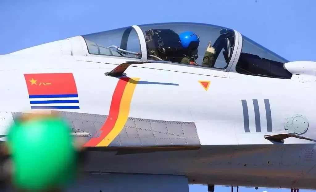 ▲飛行員向機務官兵示意可以起飛