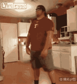 (这一字马劈的好用力啊,看的我腹肌酸痛)(听说海滩,阳光和一字马更