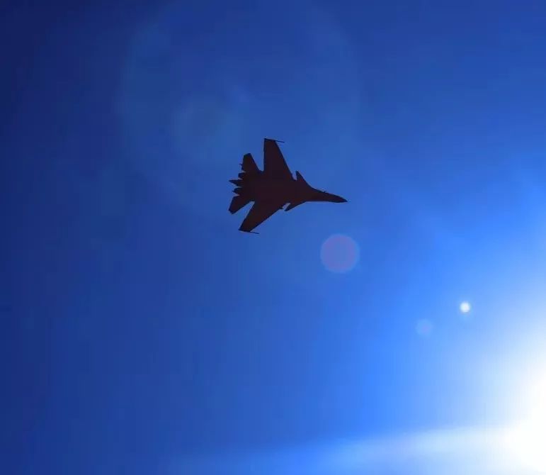 ▲殲-15艦載戰鬥機與日共舞,叱吒海空