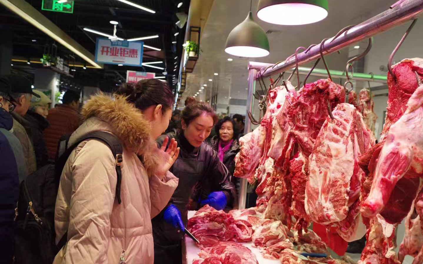  11月29日，通州马驹桥某生鲜市集，猪前排每斤18.8元。摄影/新京报记者 陈琳