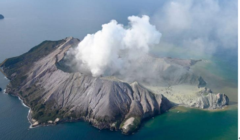 懷特島9日發(fā)生火山噴發(fā) 圖源:美聯(lián)社