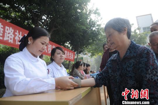 图为医生正在为老人做健康体检。陈超 摄