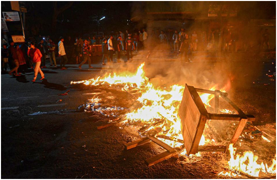抗议者在古瓦哈提焚烧轮胎和公共设施。图源：印度斯坦时报