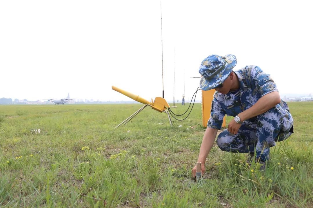 手动点燃"二踢脚"(钛雷炮)进行驱赶不仅消耗兵力而且往往受机场风大