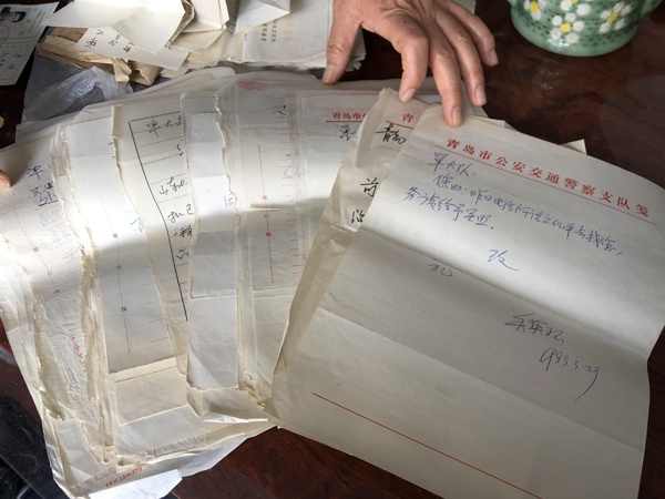  已经泛黄的说情便条，董淑英当作单波的遗物保管着，她说这是单波为人的见证材料。