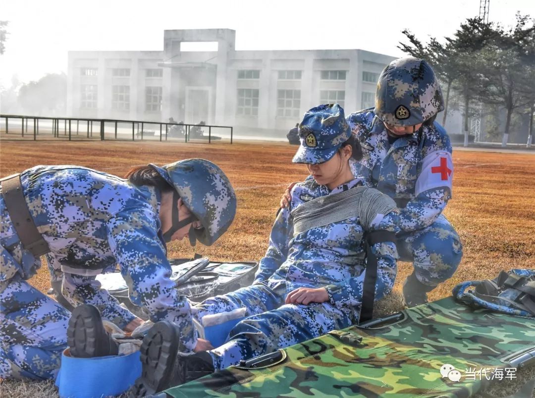 穿越地桩网借助掩体绕过"敌"火力区全副武装的卫生员让整个赛场充满了