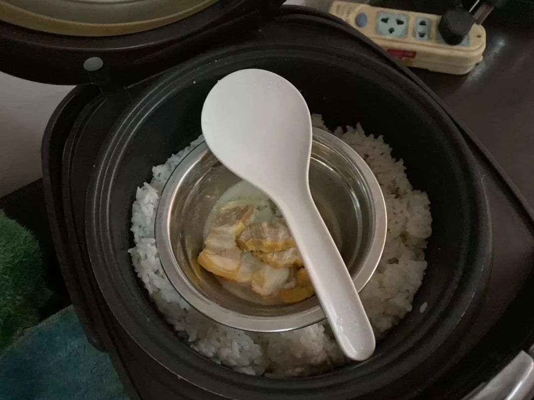 倒在出租屋里的外卖员：背20万债务 月接超500单