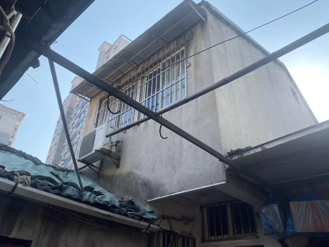 倒在出租屋里的外卖员：背20万债务 月接超500单