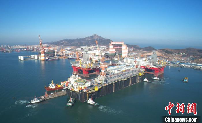 超大型浮式生产储卸油装置在山东烟台起运前往