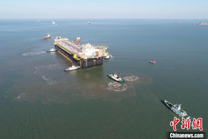 超大型浮式生产储卸油装置在山东烟台起运前往