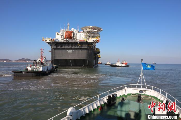 超大型浮式生产储卸油装置在山东烟台起运前往