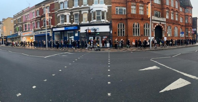 英国大选投票进行时：民众排起长队 一眼望不到