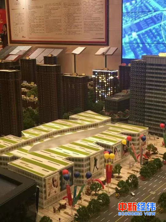 中粮广场综合体项目早期沙盘中有购物中心模型 受访者供图