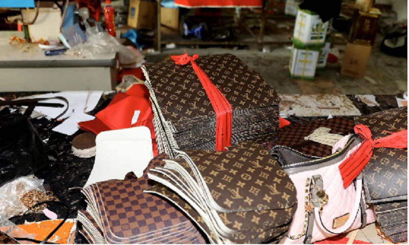 上海捣毁多个制售假冒奢侈品团伙 涉案金额超