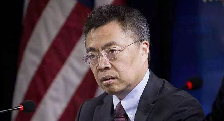 这位中国大使 打着黑色领带直斥美国