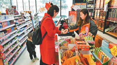 西安慧灵公益超市的店员在给顾客找零。 　　新华社记者 刘 潇摄