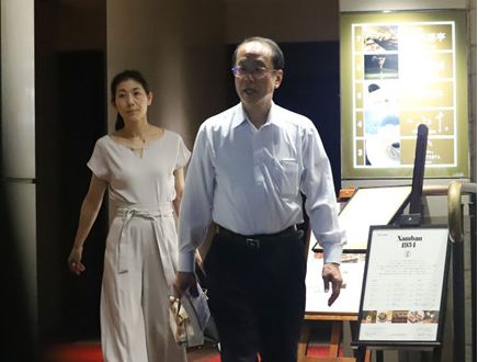安倍心腹被曝与女官员公费婚外情 女方:他是老